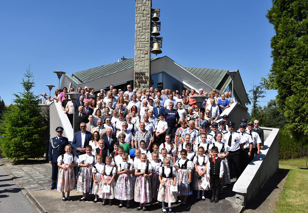 uczestnicy wydarzenia na tle kościoła w Bażanowicach