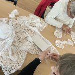 uczestniczki warsztatów w trakcie pracy nad chustami